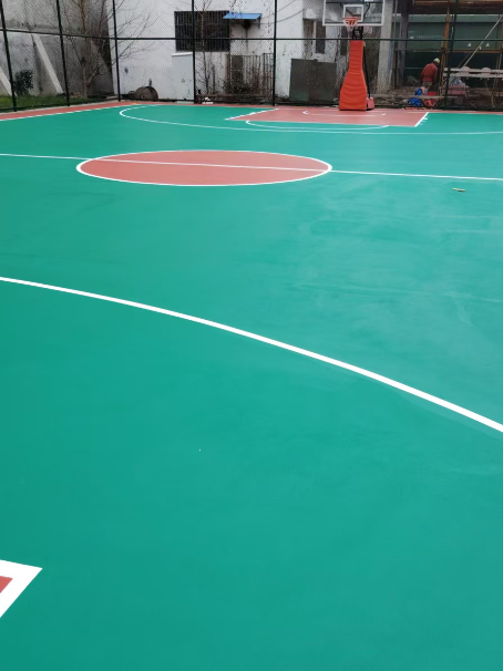 平和 球场长期使用易出现地面开裂